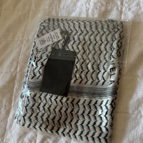 NWT Vela Kuffiyeh Keffiyeh Modal Scarf Hijab Black White - Picture 6 of 6
